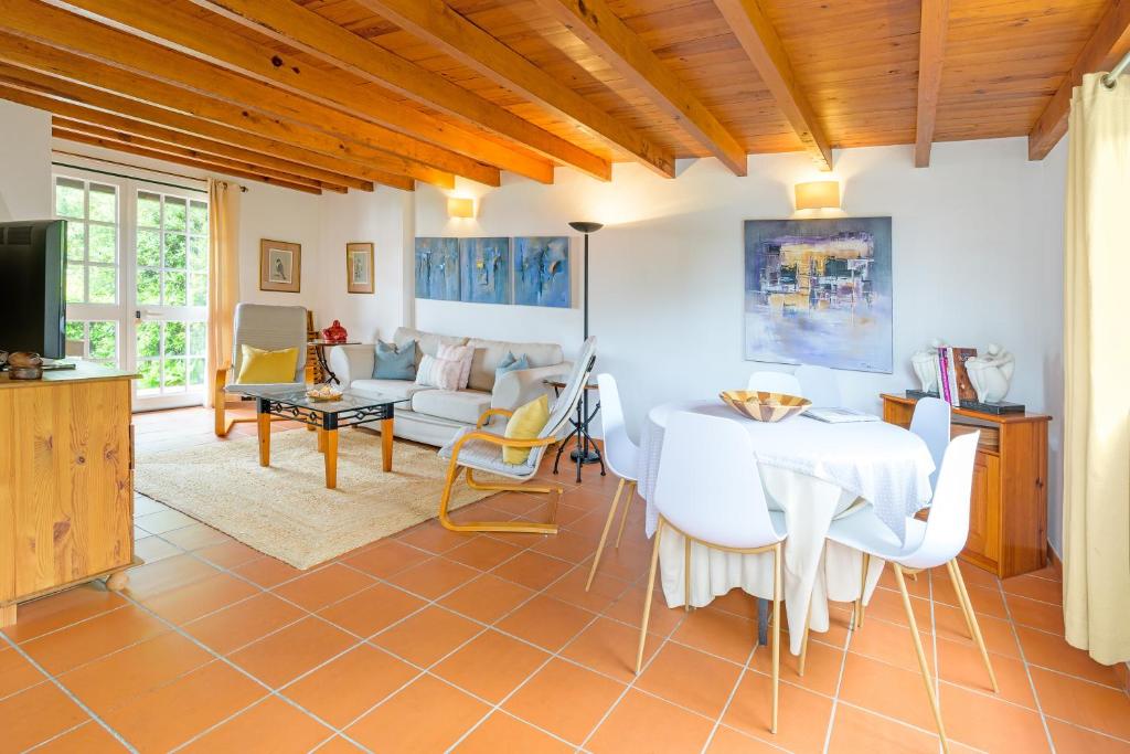 a living room with a table and a couch at Casa de praia na costa da Galé in Melides