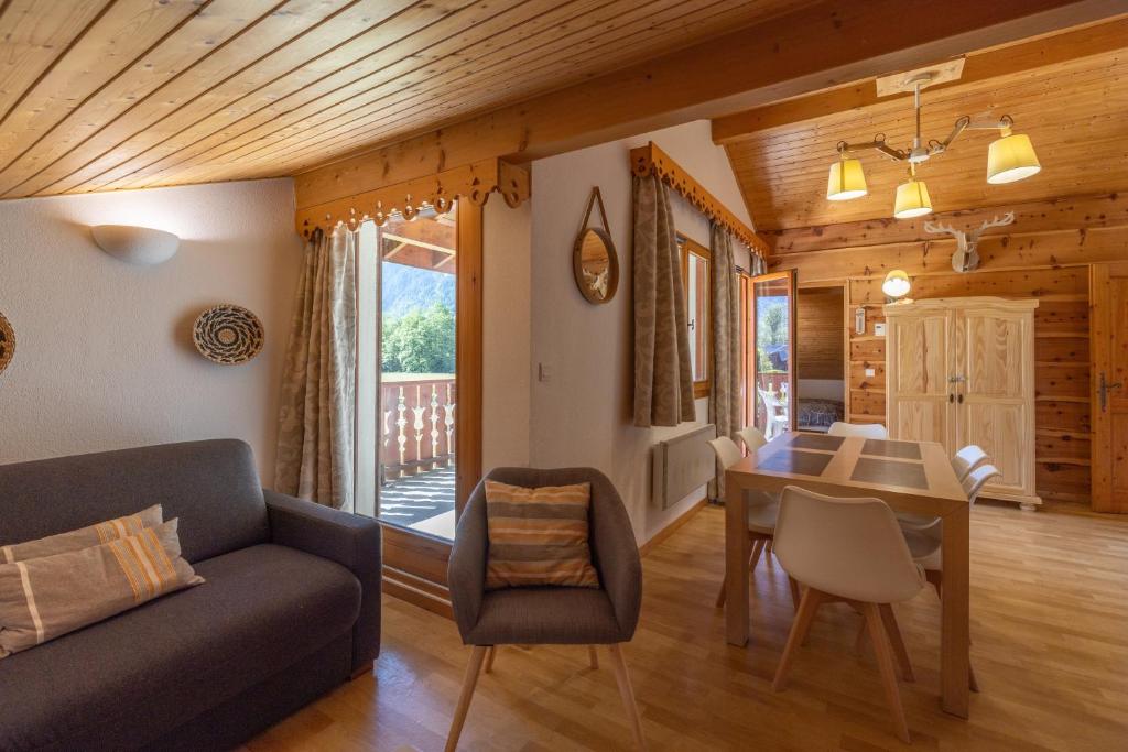 a living room with a couch and a table at Appt le grand Tetras D20 in Samoëns