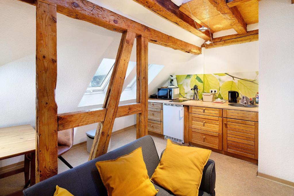 a living room with a couch and a kitchen at Vogelsberger Bett 5 die 2 in Alsfeld
