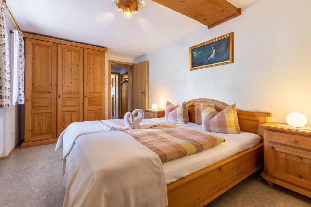 a bedroom with a large bed in a room at Ferienwohnung Kagerhuber in Schönau am Königssee