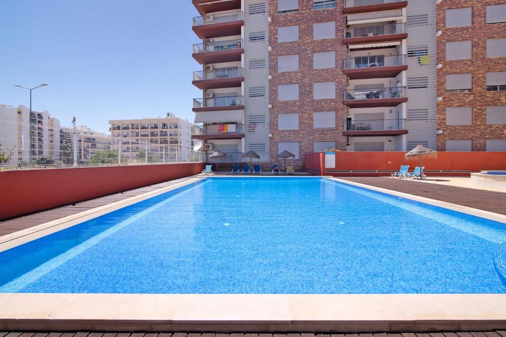 a swimming pool on the roof of a building at Apartamento Armação de Pêra in Armação de Pêra