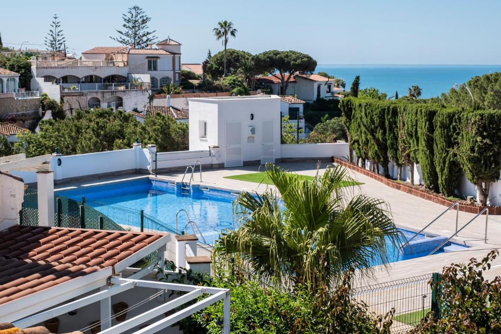 a villa with a swimming pool and the ocean at Casa Lagos - 046 in Caleta De Velez
