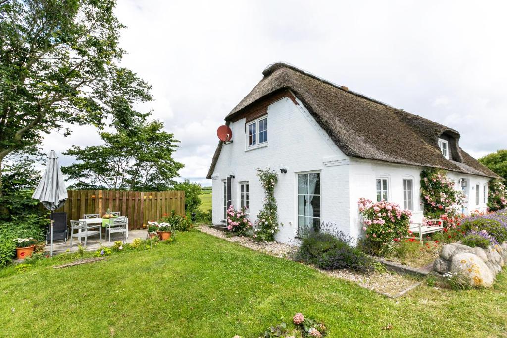a white cottage with a thatched roof at Mein Haus in Pellworm