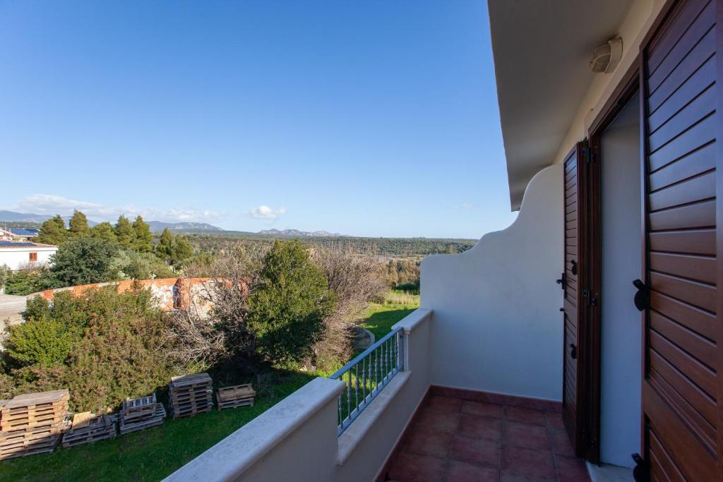 a balcony with a view of a yard at Appartamento Melissa a Orosei in Orosei