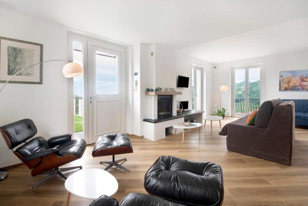 a living room with leather chairs and a couch at Villa Angelina in Lavagna
