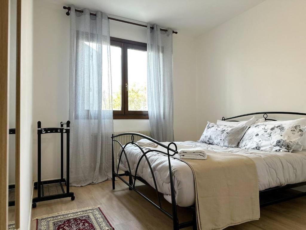 a bedroom with a bed and a window at a due passi da Conegliano in Capo di Sotto