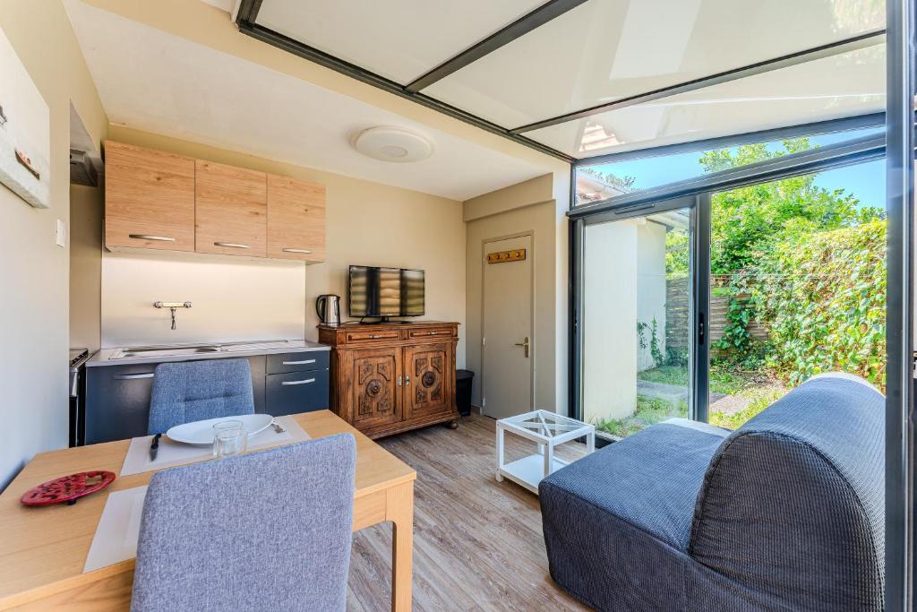 a kitchen and living room with a table and chairs at Villa Eva in Biscarrosse-Plage