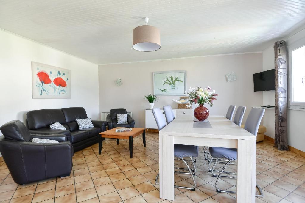 a living room with a white table and chairs at Gite Les Salicornes in Lanchères
