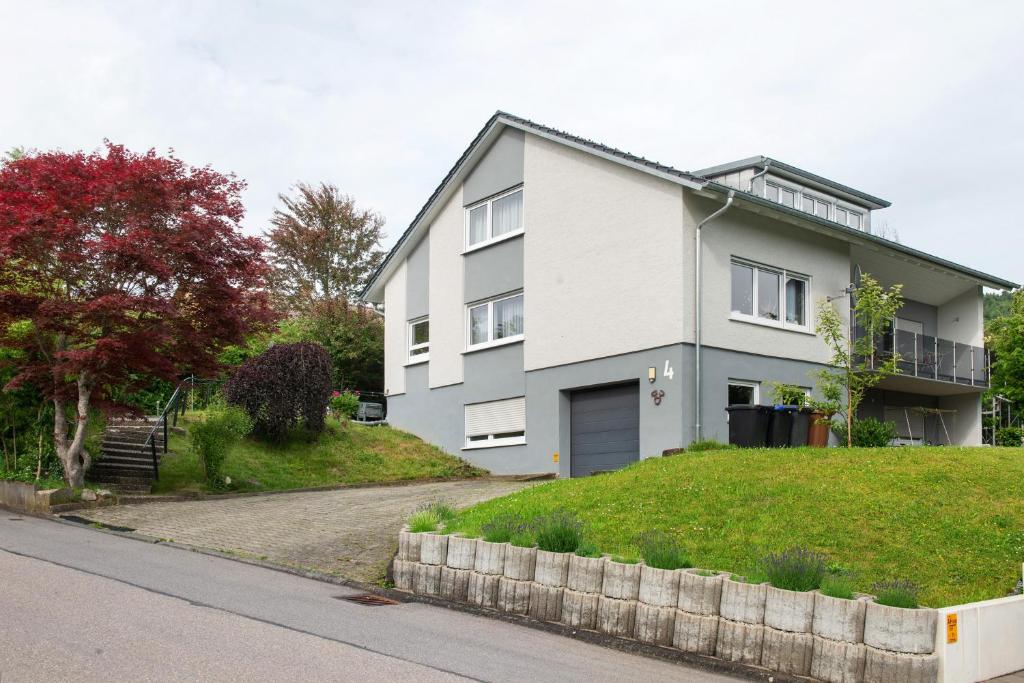 a white house on the side of a street at Ferienwohnung Hofer in Kalkofen