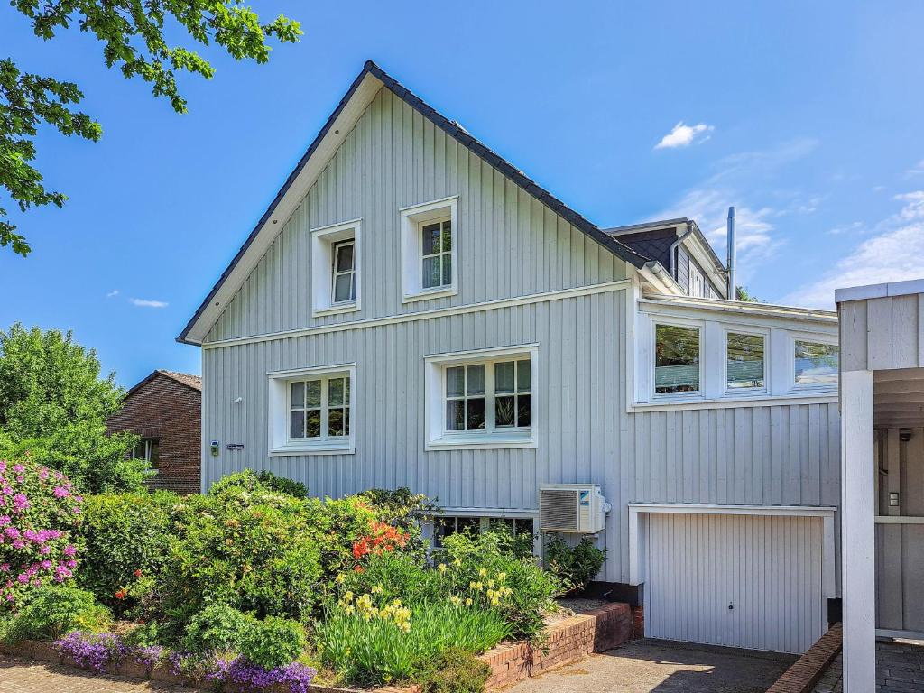a gray house with a white garage at Ferienwohnung 1 Soltau in Soltau