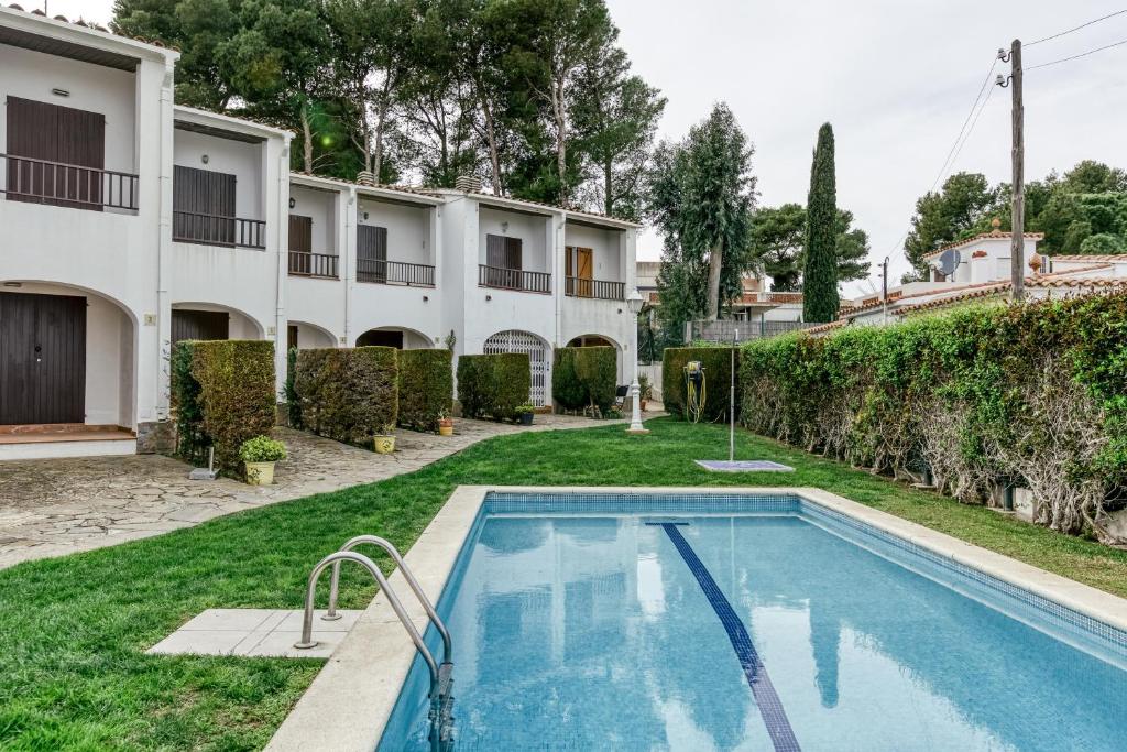 an exterior view of a house with a swimming pool at Set Cases in L'Escala