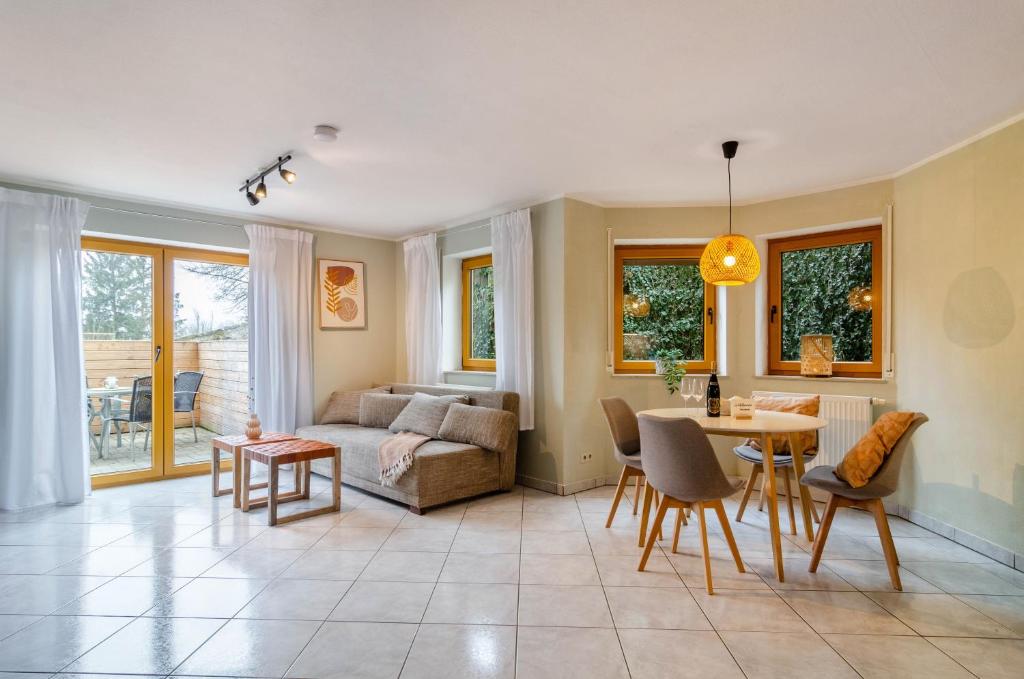 ein Wohnzimmer mit Sofa und Tisch in der Unterkunft Donauliebe in Sigmaringen