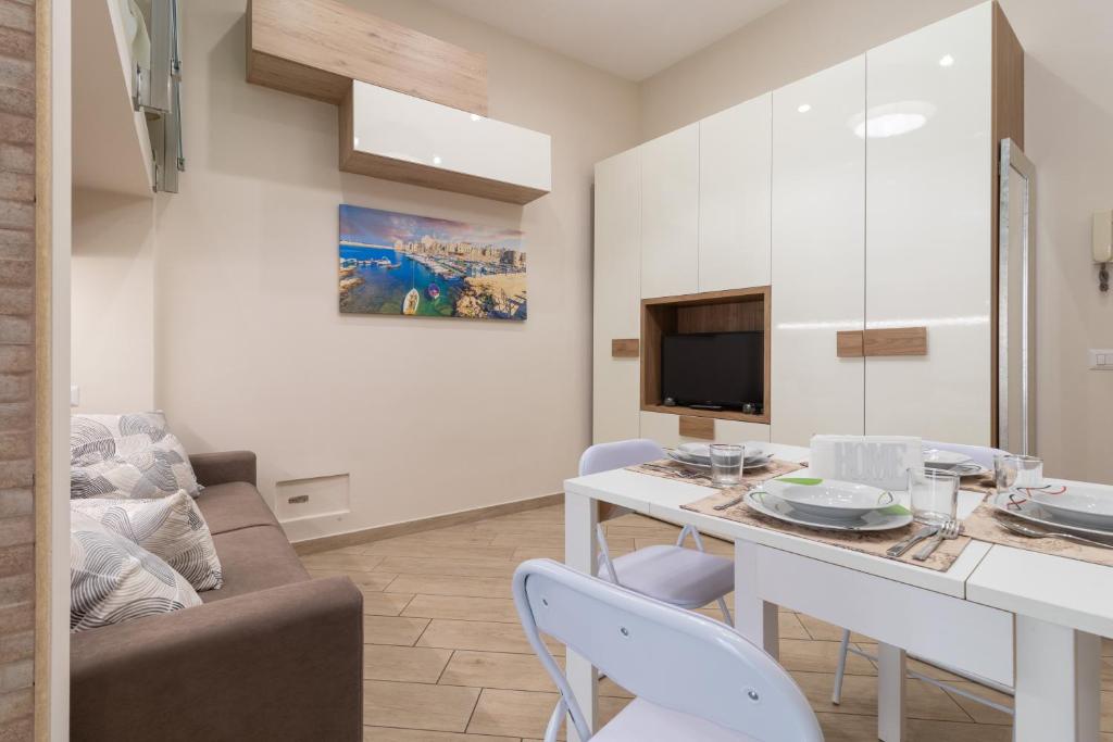 a living room with a couch and a table at Zelda Casa Vacanza in Giovinazzo