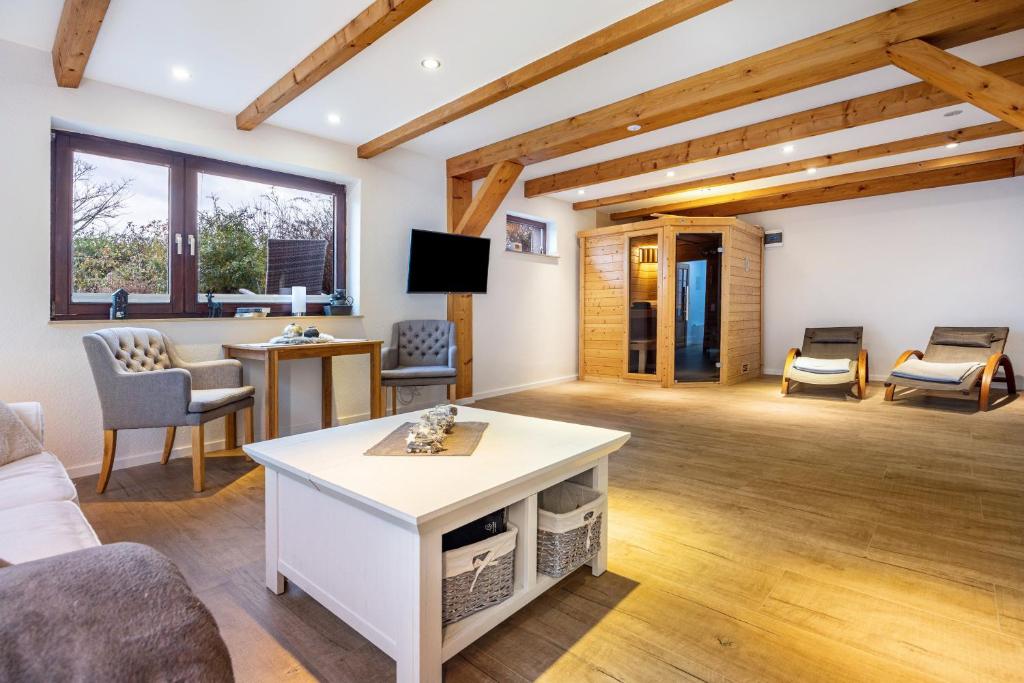 a living room with a couch and a table at Ferienwohnung Silberborth mit Sauna in Seesen