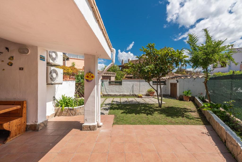 an external view of a house with a yard at Casa Marisol in Quartu SantʼElena