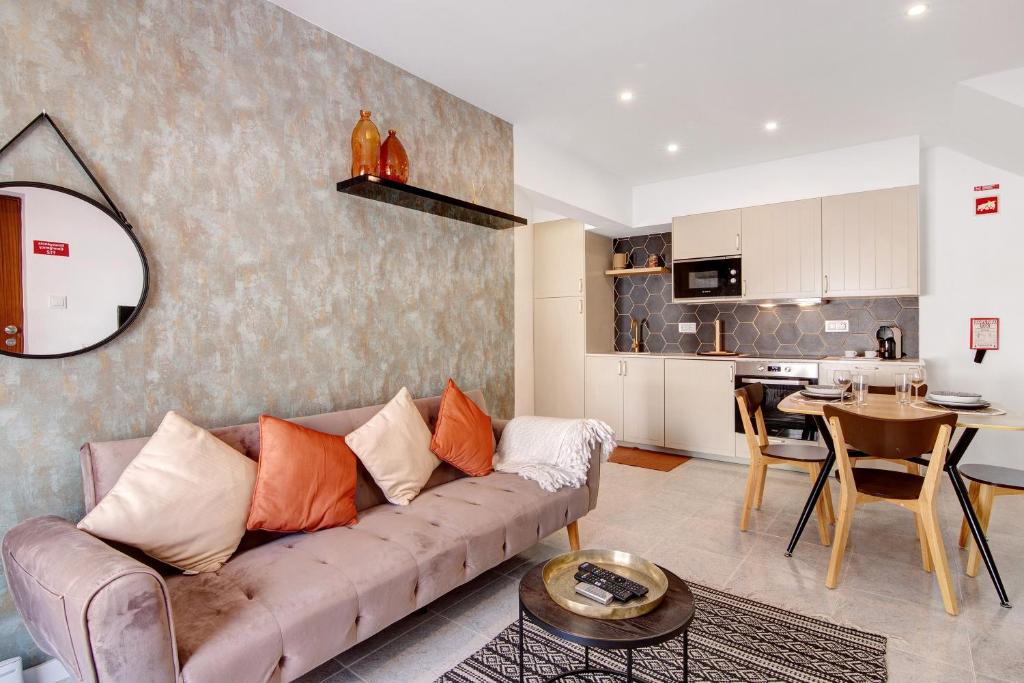 a living room with a couch and a kitchen at Apartamento Brisas Do Mar in Porches