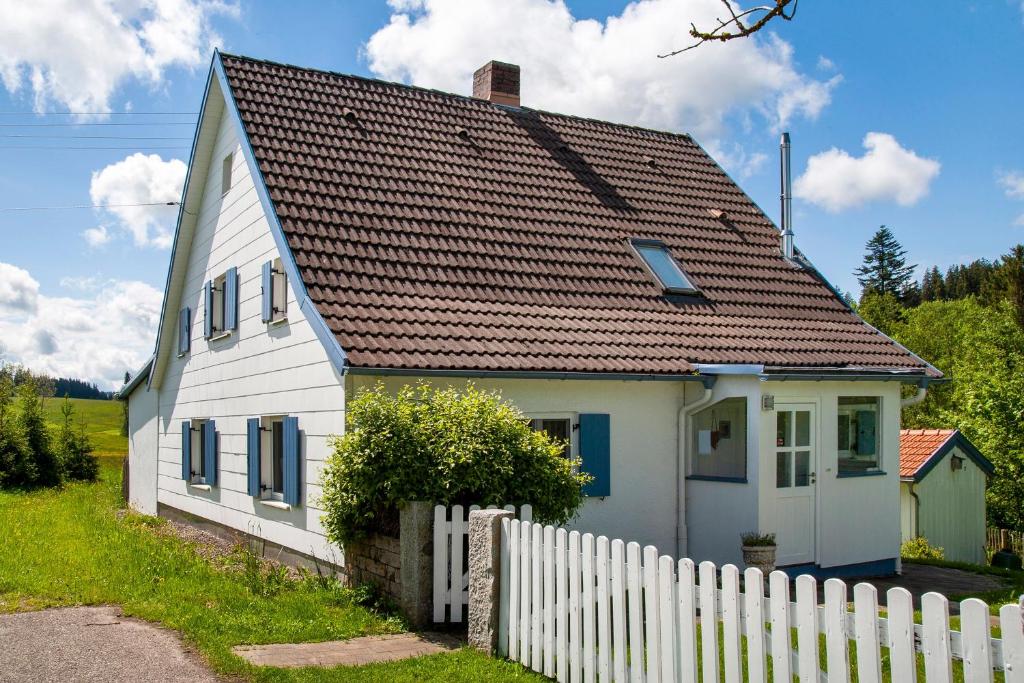 a white house with a fence in front of it at Ferienhaus Allgäuperle in Altusried