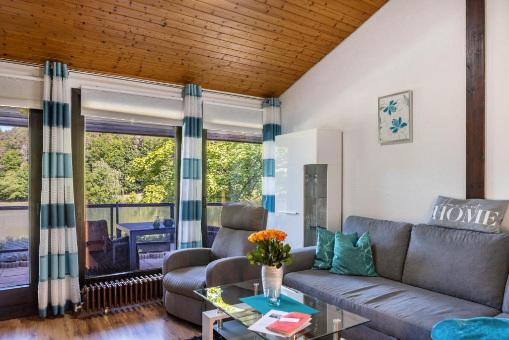 a living room with a couch and a table at Ferienhaus Sweet Home in Machtlos