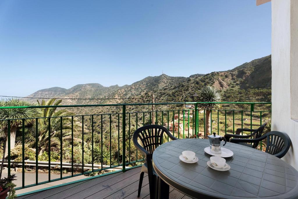 a table and chairs on a balcony with a view at Casa de Berta in Vallehermoso