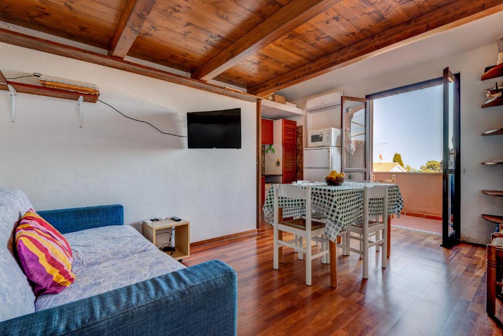 a living room with a table and a couch at Appartamento a Cavo sul mare in Cavo