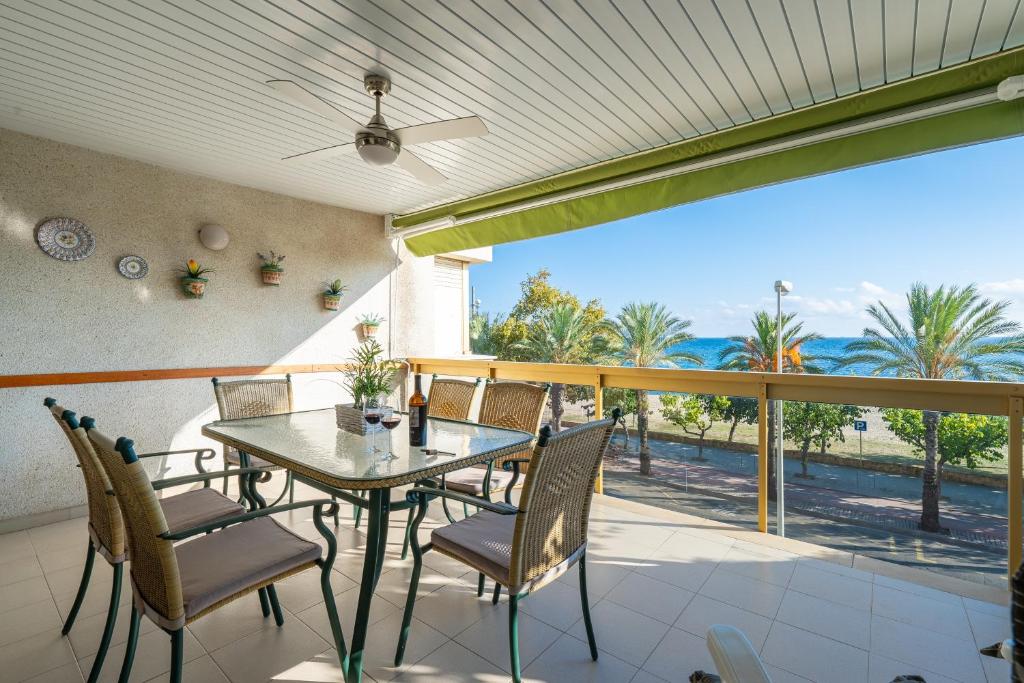 a dining room with a table and chairs on a balcony at Apartamento Albatros in Cambrils