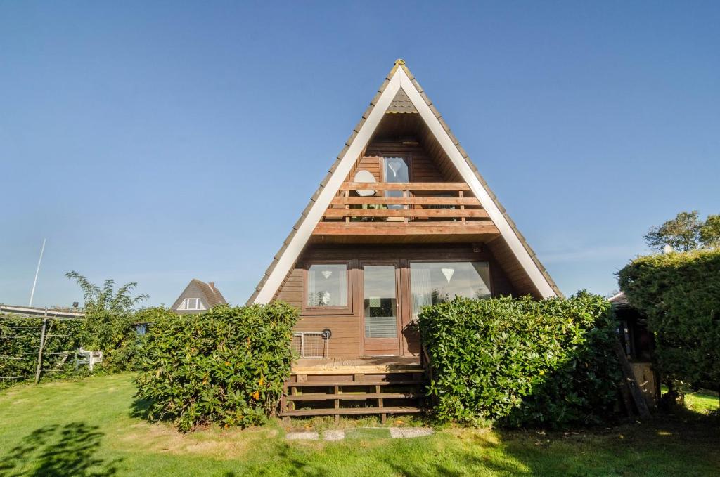 a small house with a thatched roof at Ferienhaus Kron in Südbrookmerland
