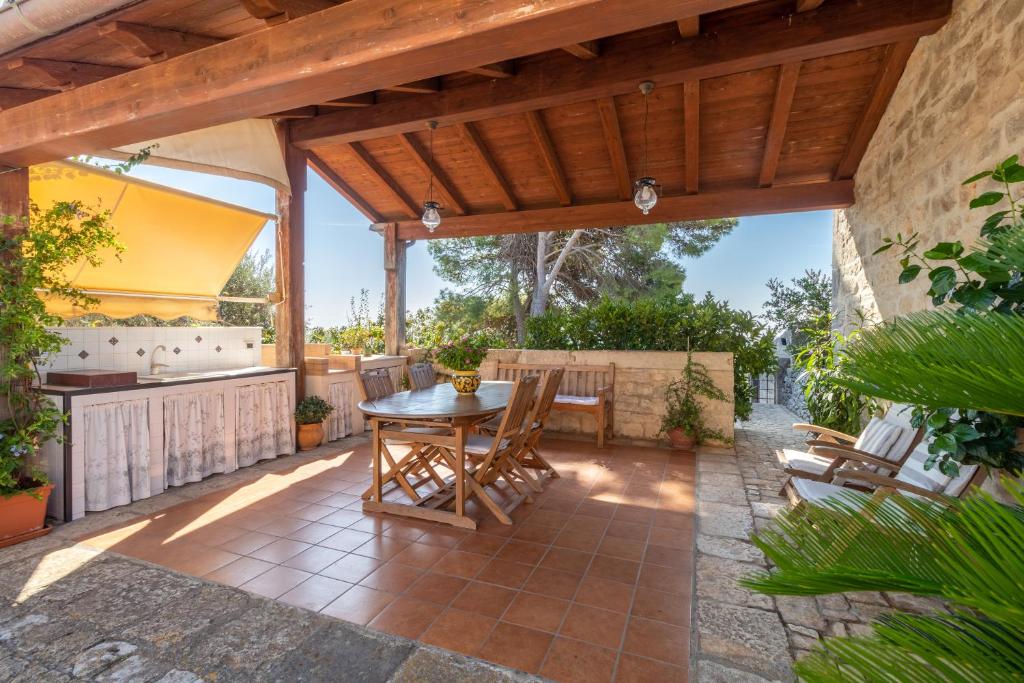 an outdoor patio with a table and a kitchen at Il Flauto Magico in Modica