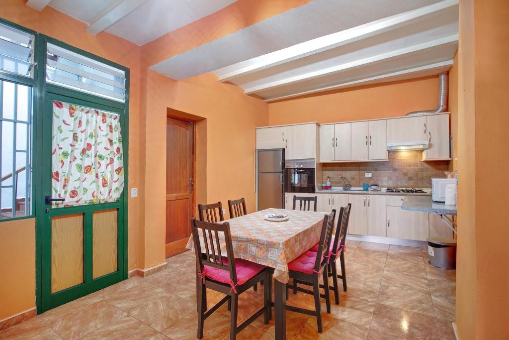 a dining room with a table and chairs in a kitchen at Casa Marrero in La Guancha