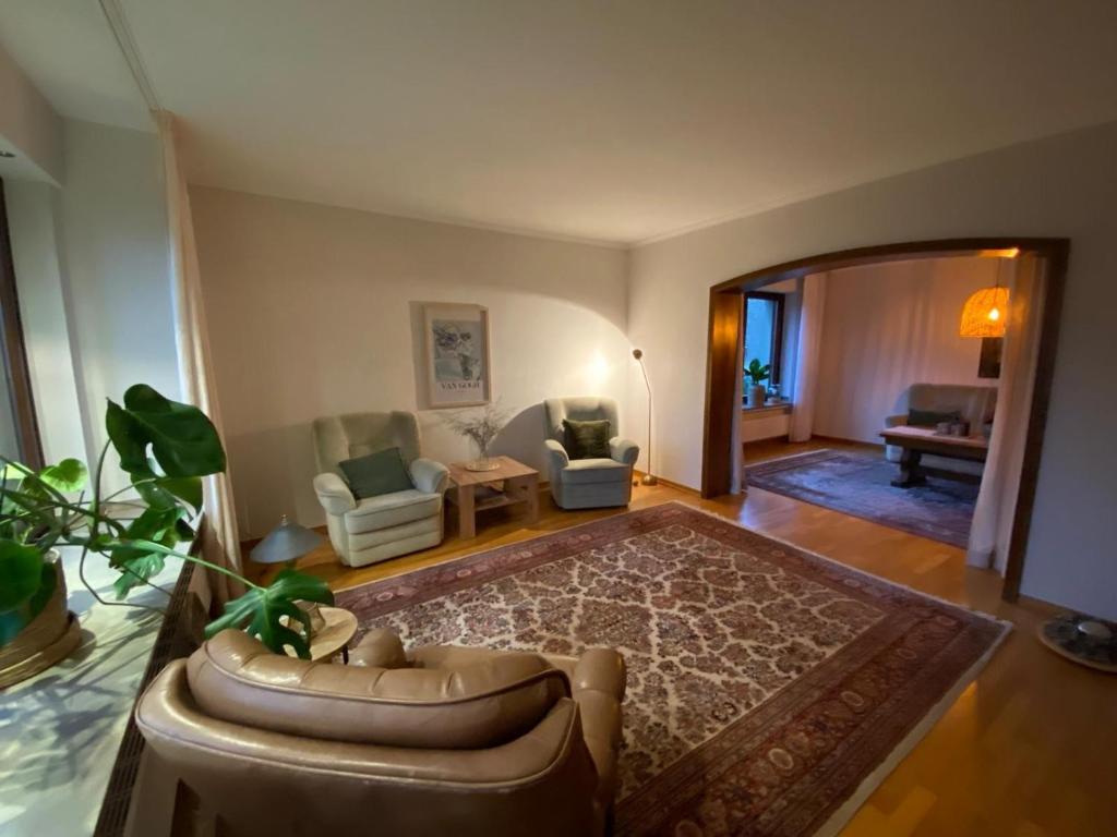 a living room with a couch and two chairs at Ferienwohnung an der Berkelquelle in Billerbeck