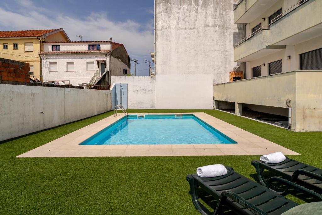 a swimming pool on the roof of a building at Estrelinha do Mar in Apulia in Apúlia