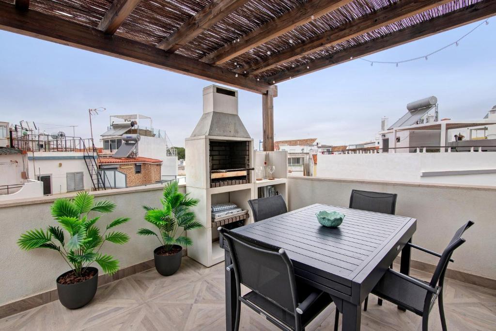 a balcony with a table and chairs on a roof at Villa Alvor Rooftop in Alvor