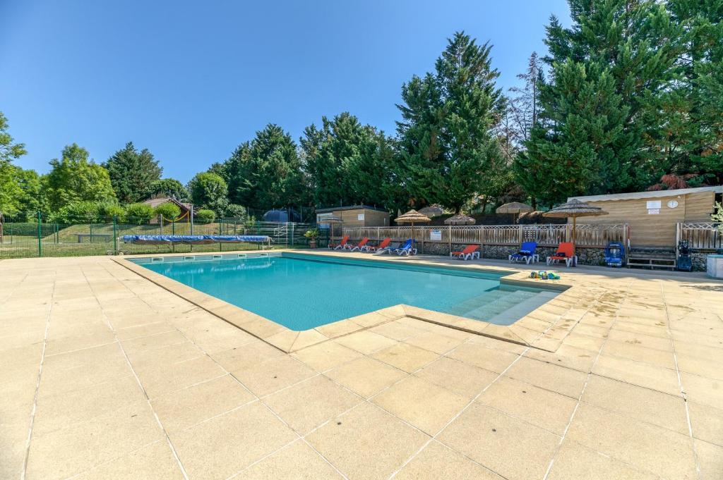 Piscina de la sau aproape de Camping L'imprévu