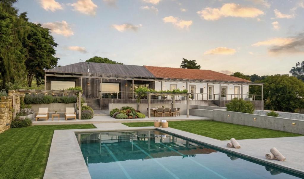 a backyard with a swimming pool and a house at Quinta da Boa Esperança in Torres Vedras
