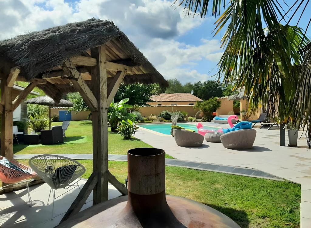 a view of the backyard of a villa at Chambre d'hôtes Le Nid'zen in Le Nizan