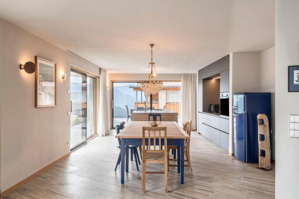 a kitchen and dining room with a table and chairs at Aumia Apartment Saphir in Völs am Schlern