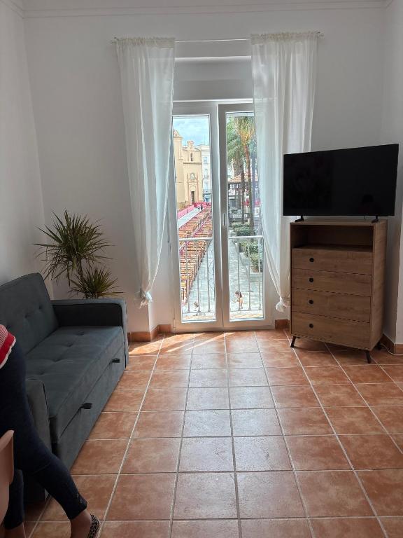 a living room with a couch and a flat screen tv at Apartamento centro 1-B in Huelva