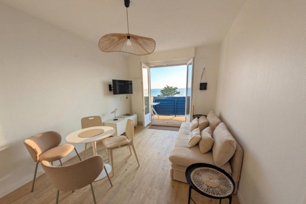 Sunny Flat with Sea-View Balcony