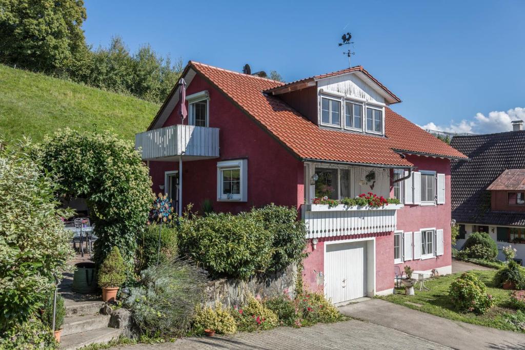 a red house with a white garage at Annemarie und Walter Hechelmann in Lindau