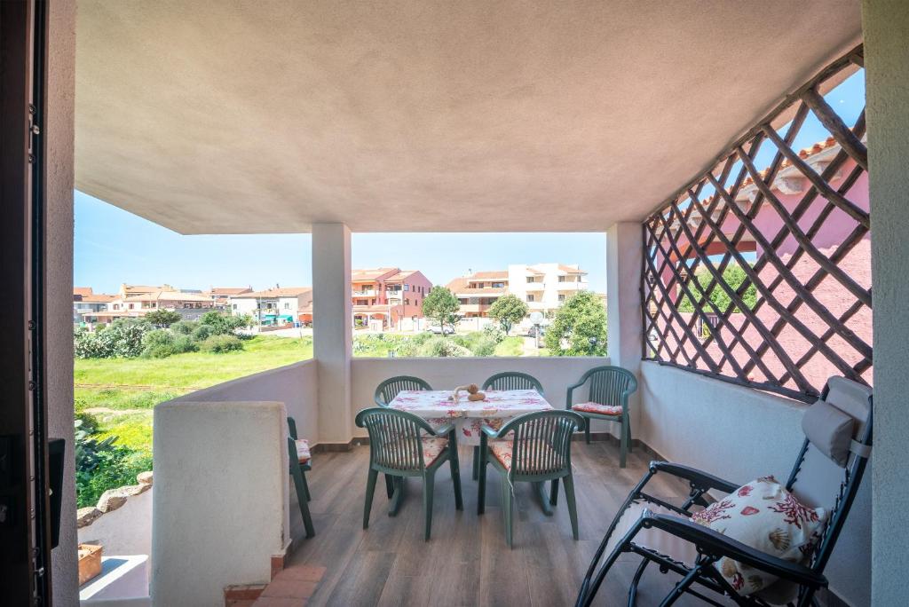 a patio with a table and chairs on a balcony at Mavi Primo Piano in Palau
