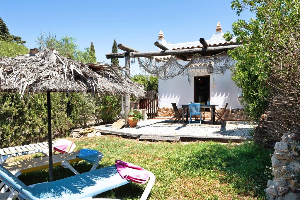 a house with a table and chairs in a yard at Casa Mora - Vejer, El Palmar in Vejer de la Frontera