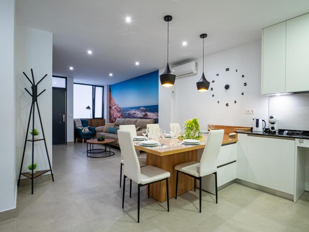 a kitchen and living room with a table and chairs at 'Mi Esperanza' in Almuñécar