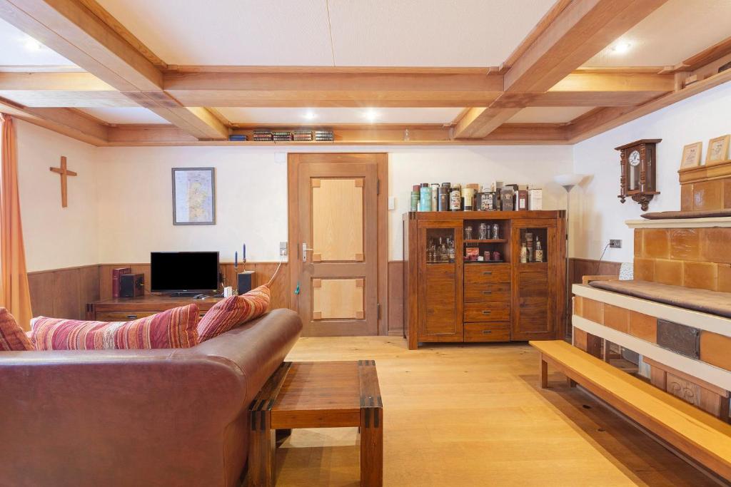 ein Wohnzimmer mit Sofa und Fernseher in der Unterkunft Zur Ankegass in Görwihl