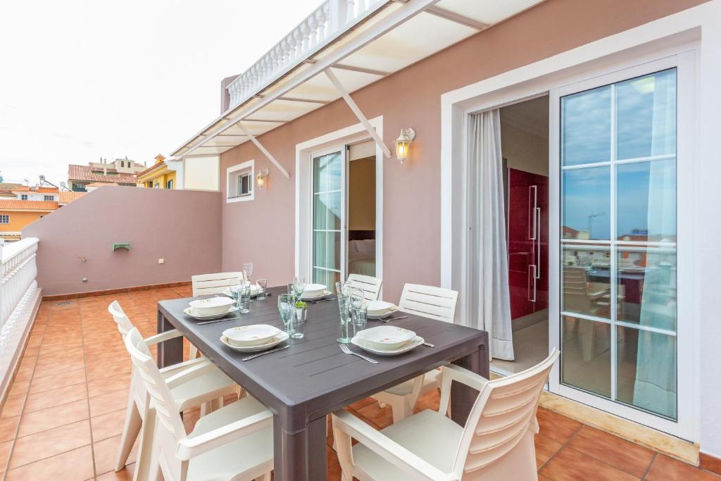 a dining room with a table and chairs at Villa Teide in La Orotava