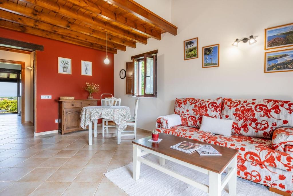 a living room with a couch and a table at Las Candelas - Puerto Calderón in Oreña