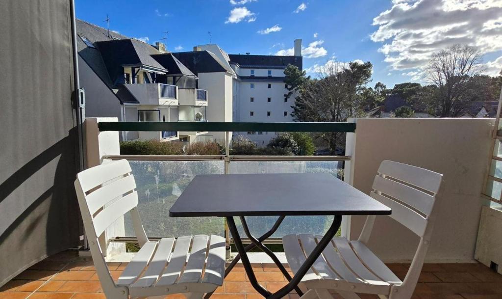 a table and chairs on a balcony with a view at Appart' Chez Suzi, La Baule centre in La Baule