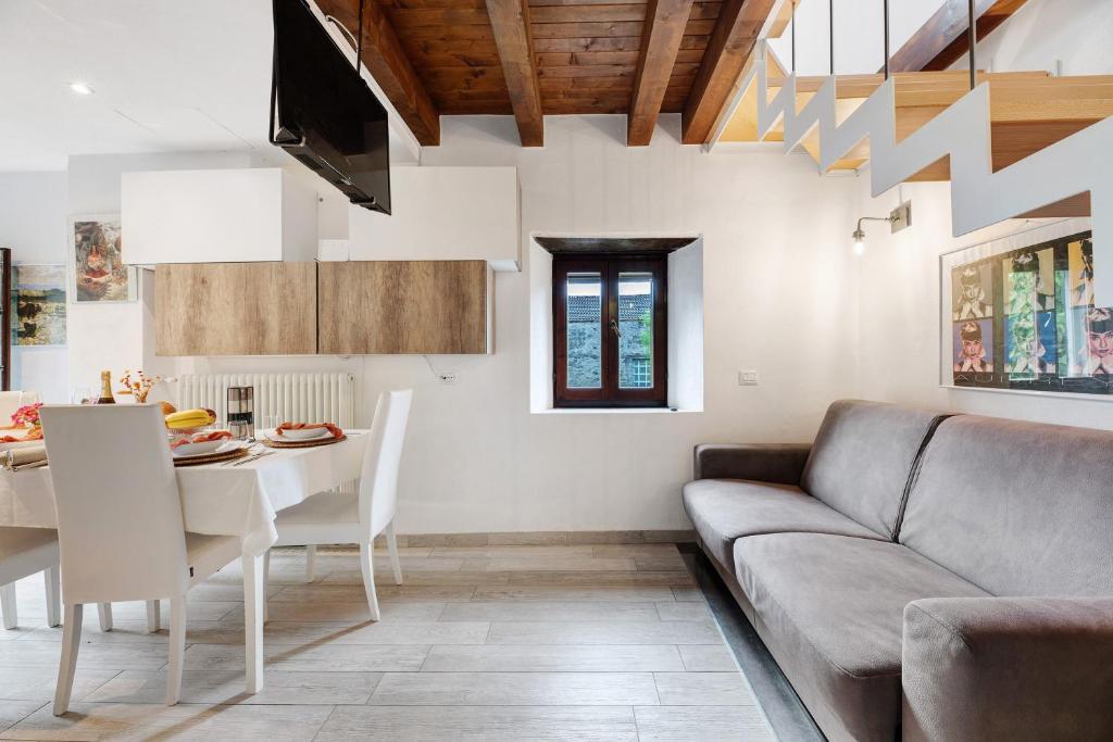 a living room with a couch and a table at La Sosta di Isa in Delebio