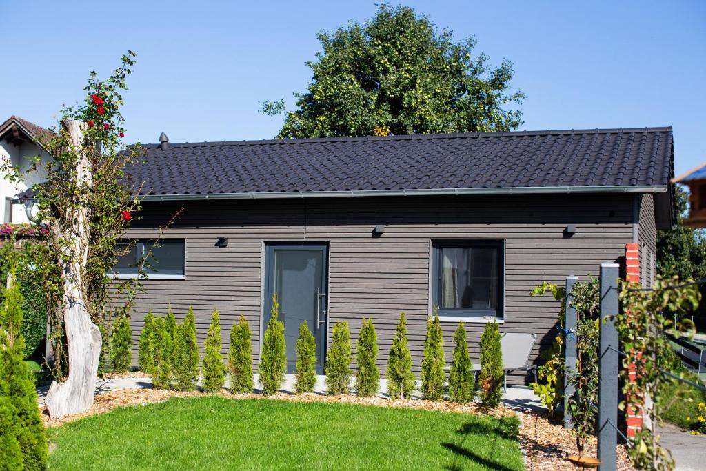 a house with a fence in front of it at Kleines Glück Wettenberg in Hochdorf