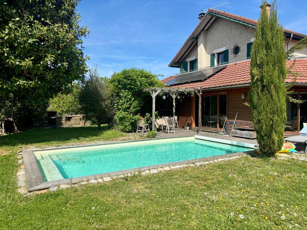 a swimming pool in the yard of a house at Exceptional house with a pool in Jarrie