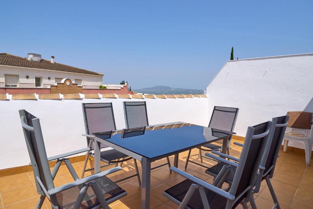 a blue table and chairs on a balcony at Apartamento La Molina in Rute