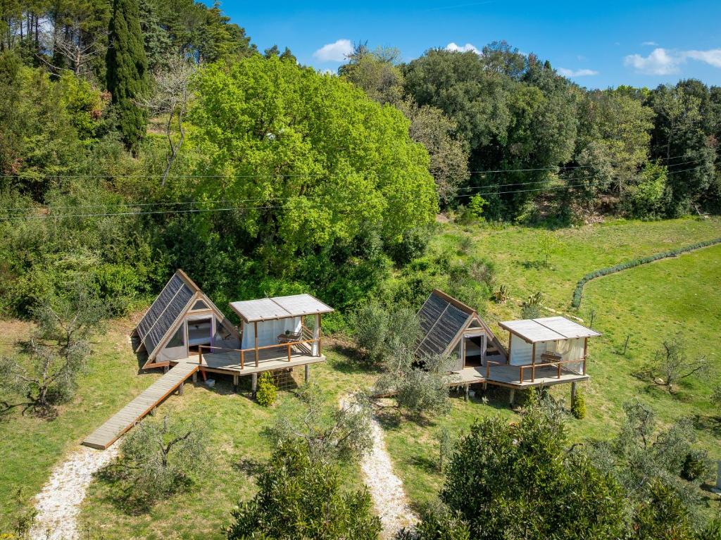 an overhead view of two cottages in a field at Glamping Le Ginestre in Monteverdi Marittimo
